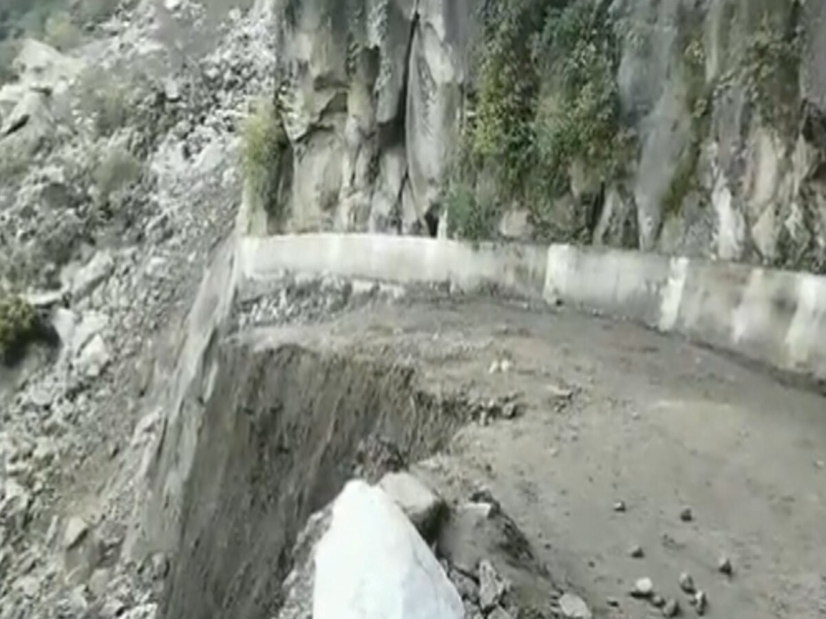 Himachal Pradesh NH 5 news: किन्नौर में नेशनल हाईवे 5 पर भारी भूस्खलन, रास्ता बंद