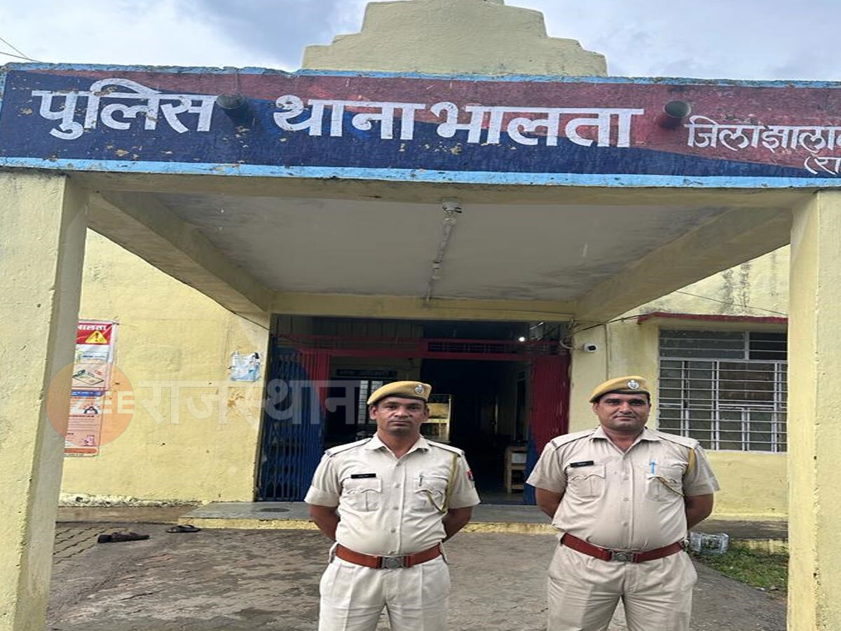 झालावाड़: पुलिस के 2 जवानों की तत्परता से दुर्घटना ग्रस्त कार में फंसे दो लोगों की बची जान