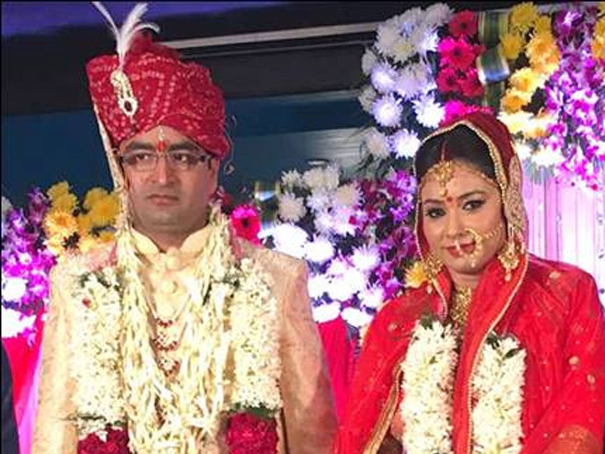 IAS Love Story: फरियाद लेकर अधिकारी के पास पहुंची थी लड़की, IAS ने कर ली शादी 