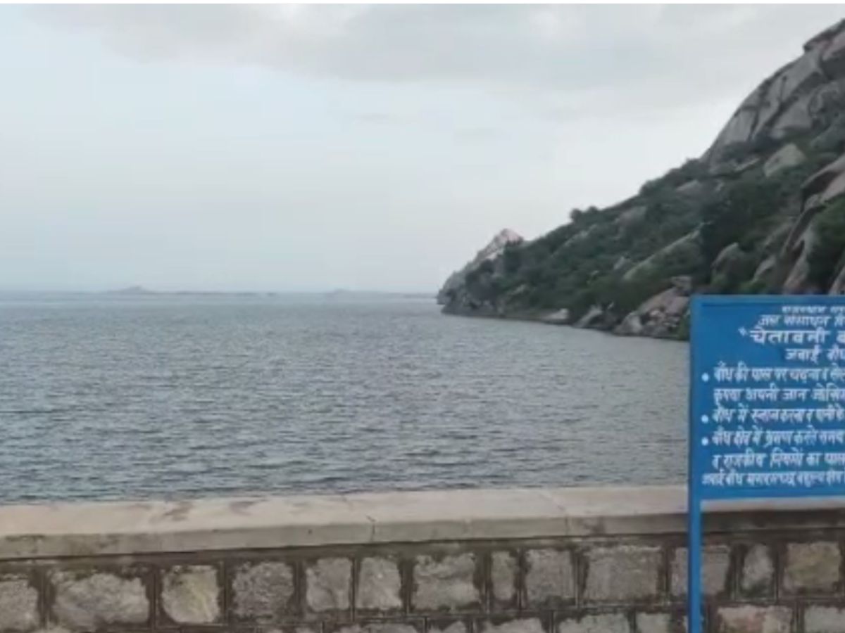 Pali news: जवाई बांध पहुँचा 61 फिट के करीब, लहरों के साथ पानी गेट से बाहर रहा छलक Pali news: जवाई बांध पहुँचा 61 फिट के करीब, लहरों के साथ पानी गेट से बाहर रहा छलक