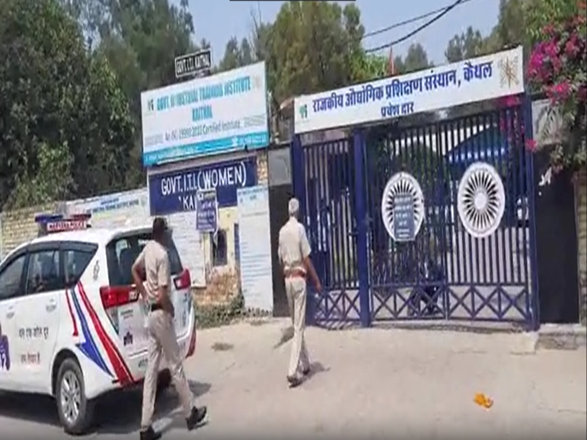 Kaithal News: शिक्षण संस्थान के बाहर लहराए हथियार, ढ़ूंढ़ रही है पुलिस