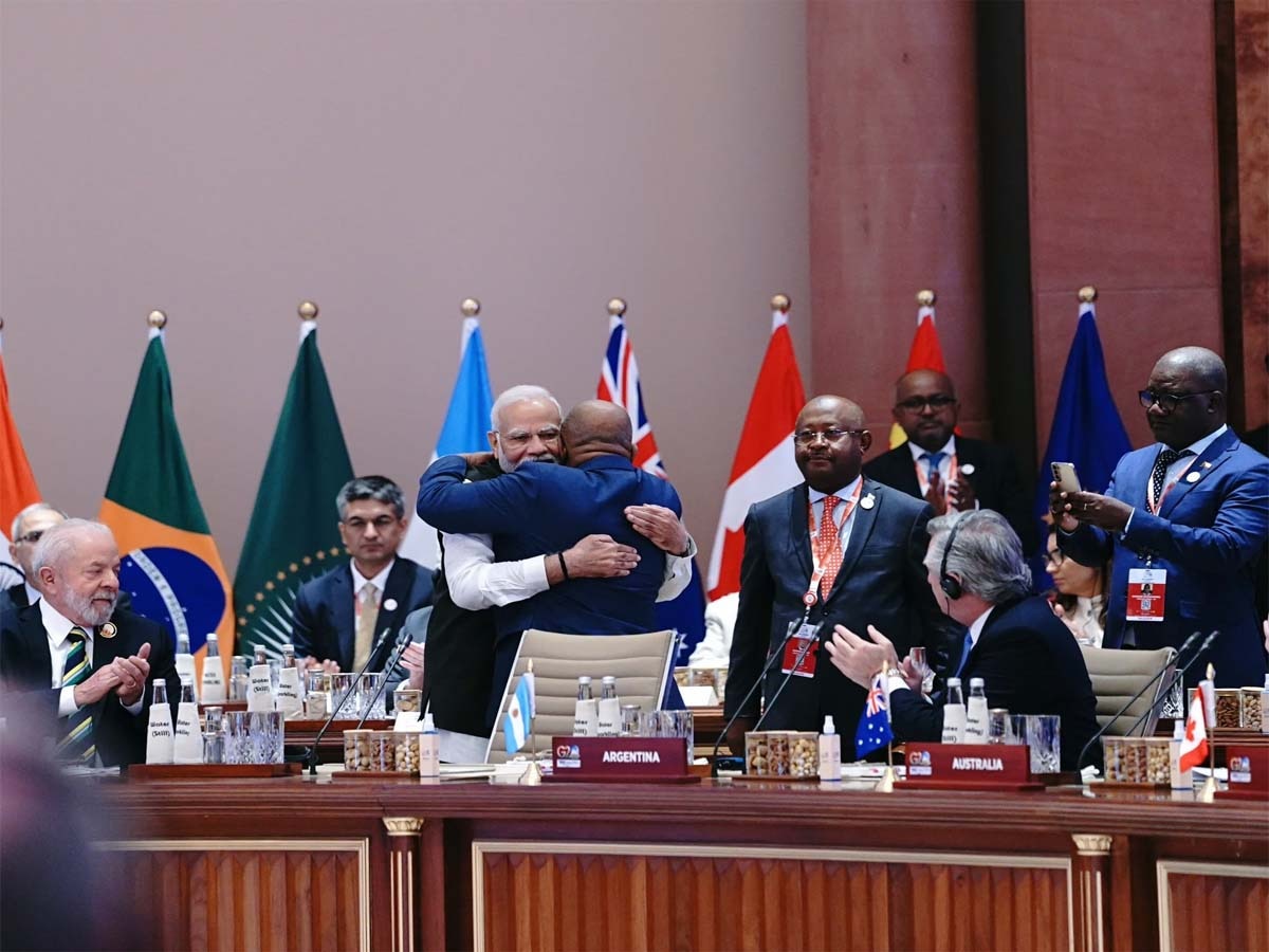 अफ्रीकी संघ (एयू) के अध्यक्ष अजाली असौमानी प्रधानमंत्री मोदी के गले लगते हुए 