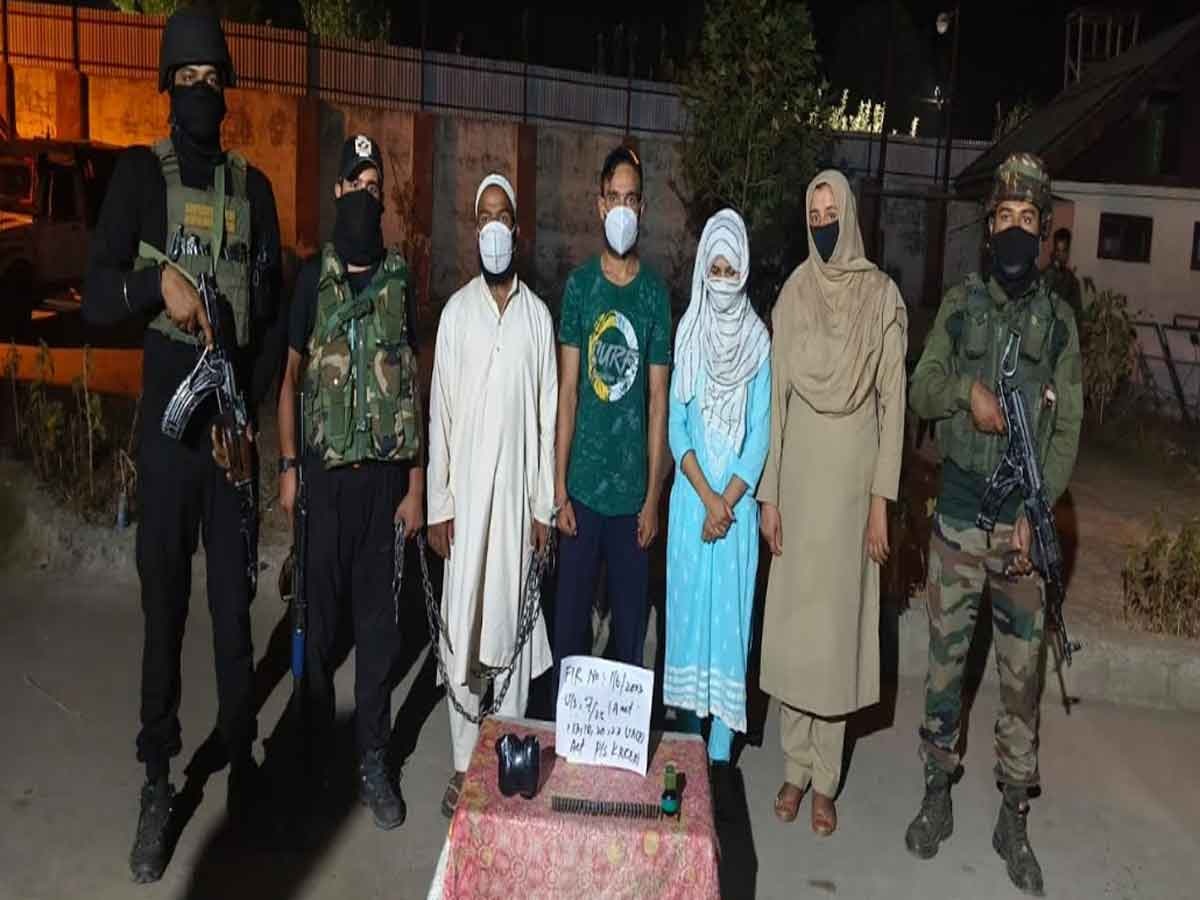Jammu Kashmir: लश्कर के आतंकी भर्ती मॉड्यूल का भंडाफोड़, महिला समेत तीन गिरफ्तार, हथियार बरामद
