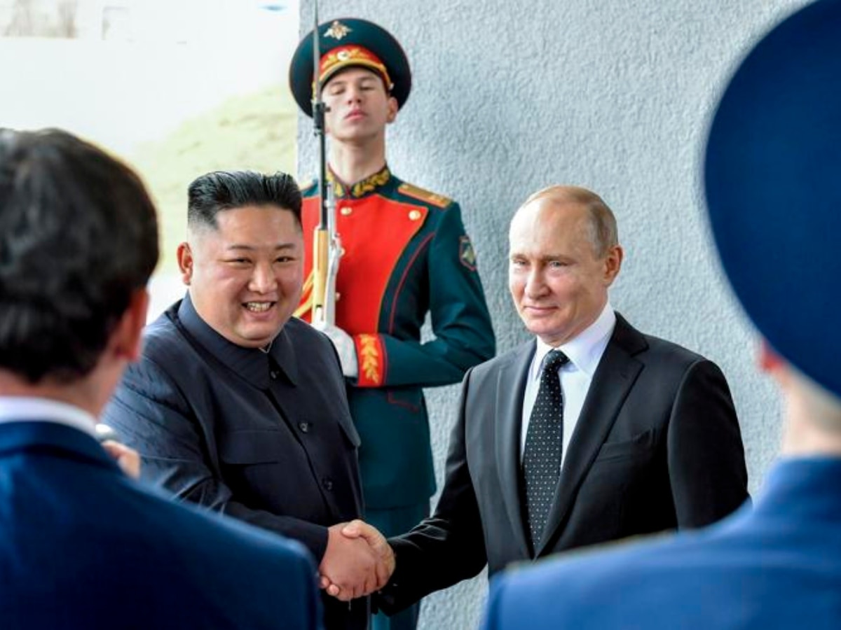 Kim Jong Un Russia Visit: अमेरिका जिसे फूटी आंख नहीं सुहाता अब वो पुतिन से मिलने जाएगा रूस; दुनिया में मची खलबली