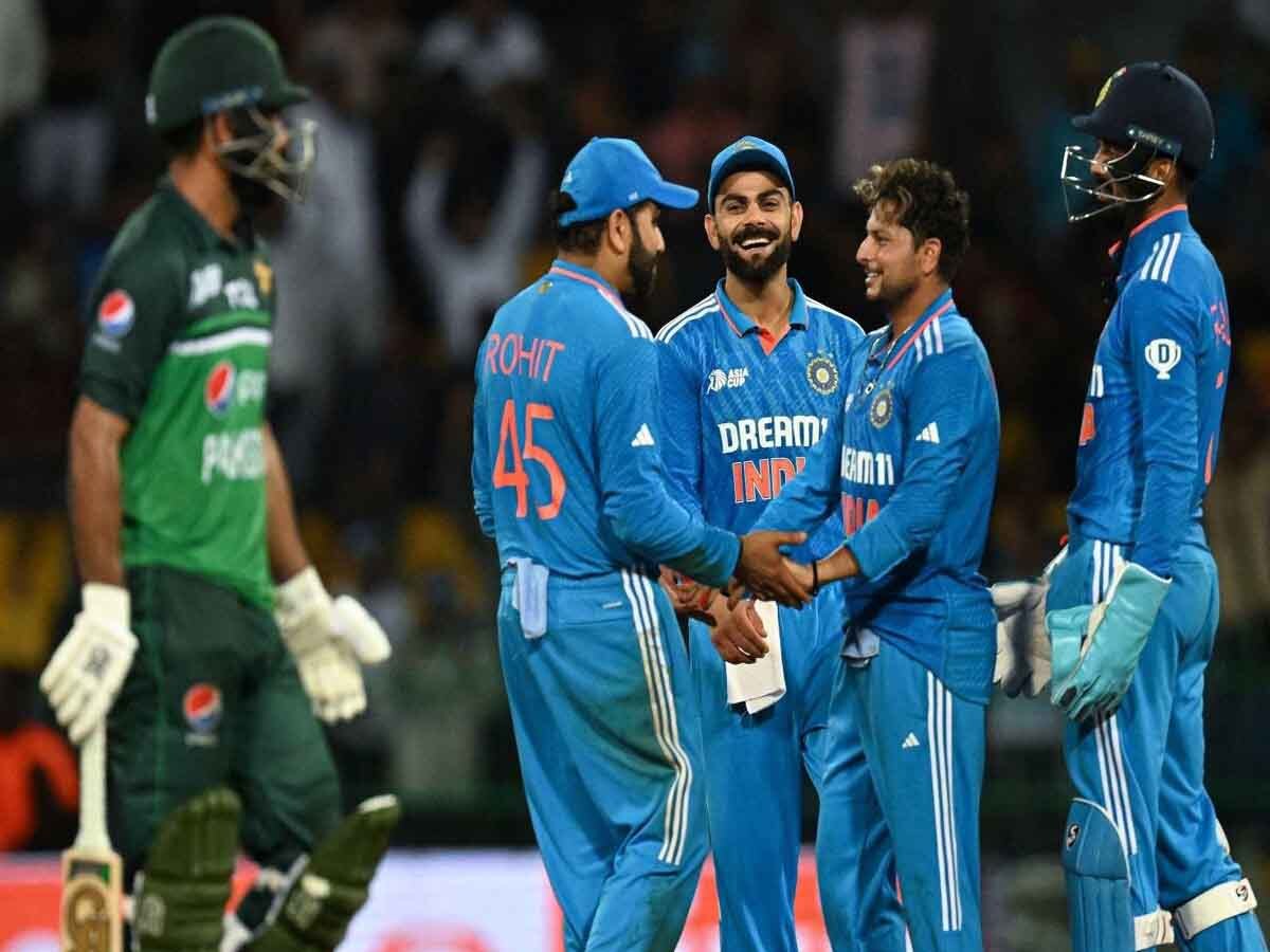 India vs Pakistan: कुलदीप के पंजे में फंसी बाबर सेना, भारत की पाकिस्तान पर सबसे बड़ी जीत