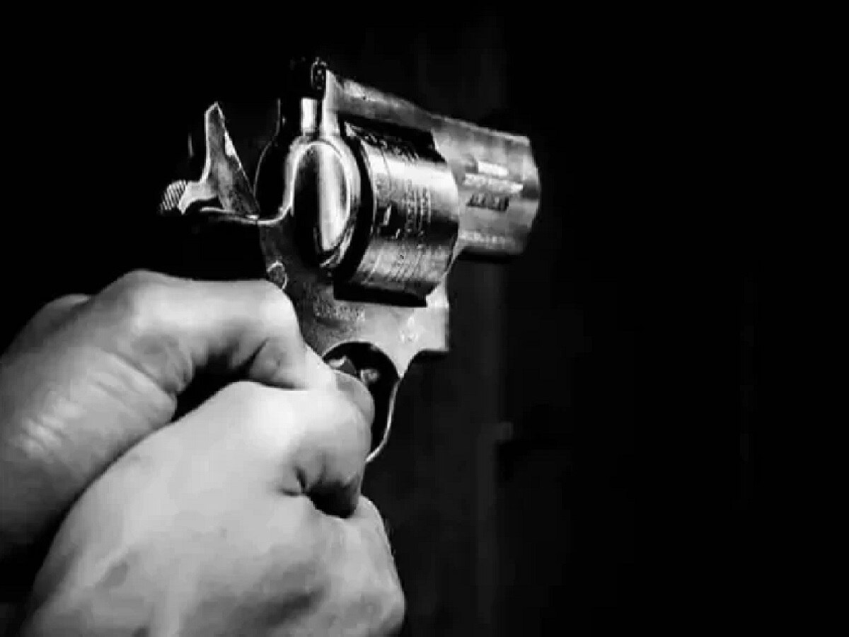 Darbhanga Crime: दरभंगा में बदमाशों का तांडव, मंदिर में बैठे युवक को बाइक सवार अपराधियों ने मारी गोली
