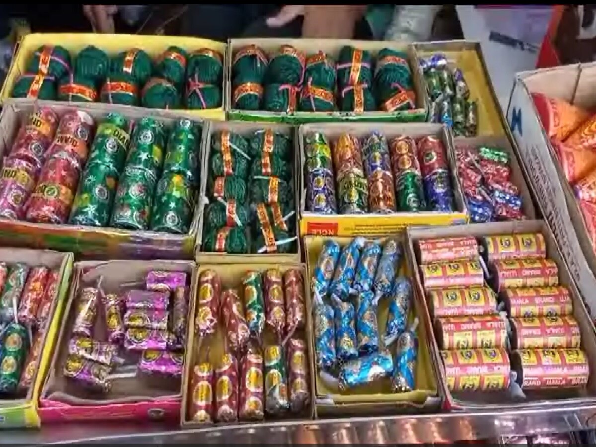 Delhi Firecracker Ban 2023: पटाखों पर प्रतिबंध से बढ़ी व्यापारियों की चिंता, बोले- सरकार रोजगार का दूसरा विकल्प सुझाए