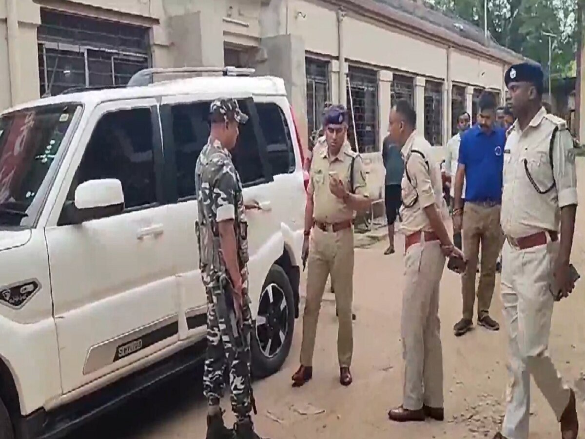 Naxal Attack: नक्सलियों ने सुरक्षाबलों के सामग्री वाहन को आईईडी विस्फोट में उड़ाया, एक की मौत