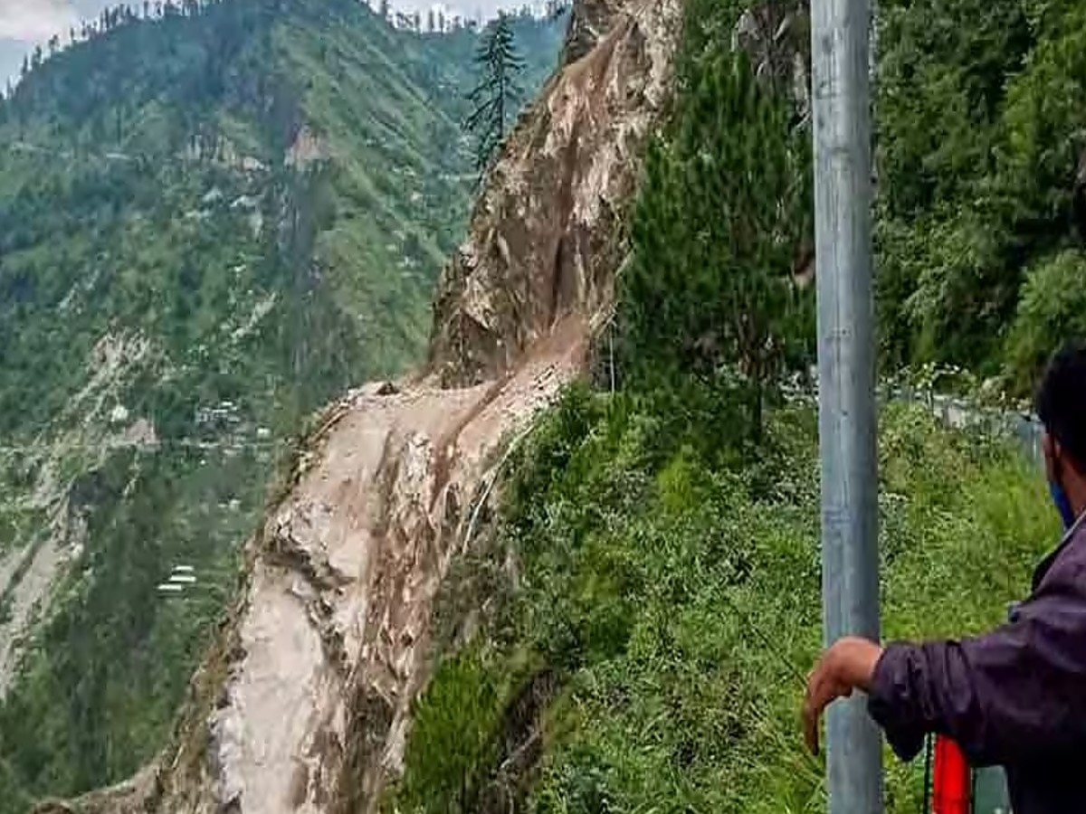 Himachal Pradesh News: हिमाचल प्रदेश के कई घरों पर अभी भी मंडरा रहा लैंडस्लाइड का खतरा