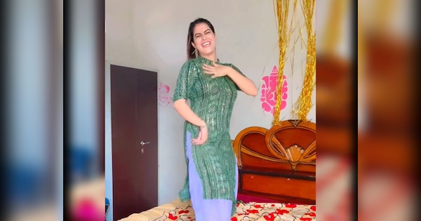 desi bhabhi dances on Bhojpuri song like Monalisa watch bold video | बिस्तर में चढ़ Desi Bhabhi ने किया कमर तोड़ डांस, तो लोगों ने ठोकी लाइक बटन | Zee News Hindi