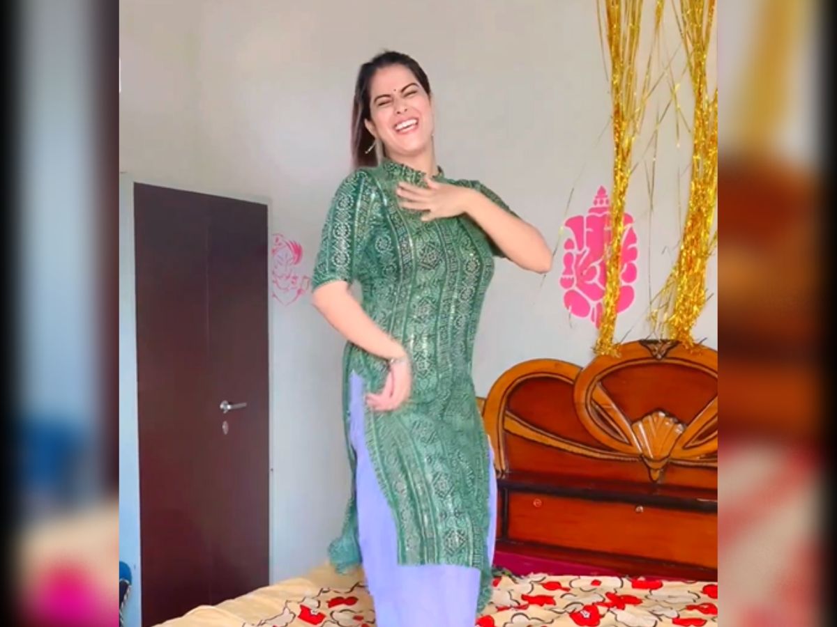 desi bhabhi dances on Bhojpuri song like Monalisa watch bold video | बिस्तर में चढ़ Desi Bhabhi ने किया कमर तोड़ डांस, तो लोगों ने ठोकी लाइक बटन | Zee News Hindi
