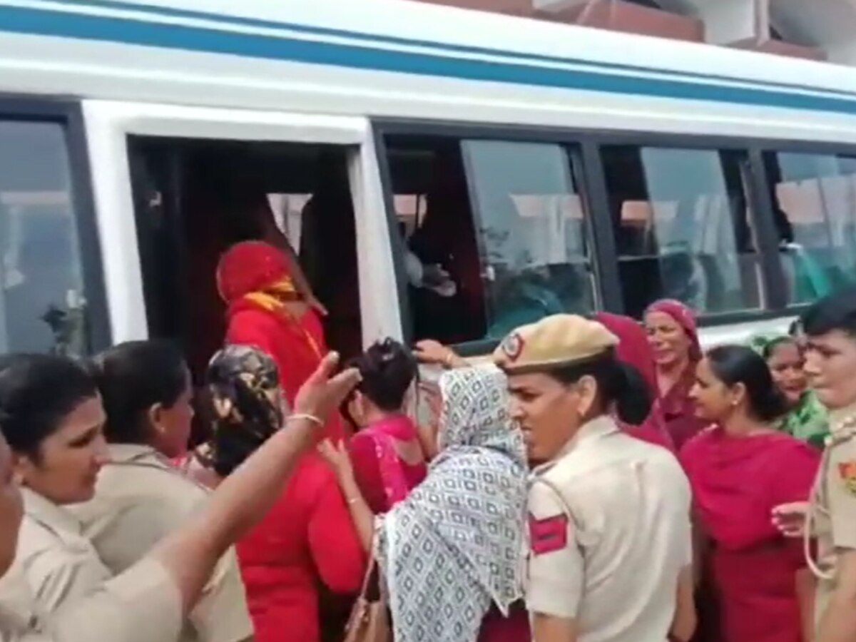 Asha Workers Protest: विज के निवास का घेराव करने जा रहीं आशा वर्कर्स को हिरासत में लिया, थाली बजाकर कर रही थीं प्रदर्शन 