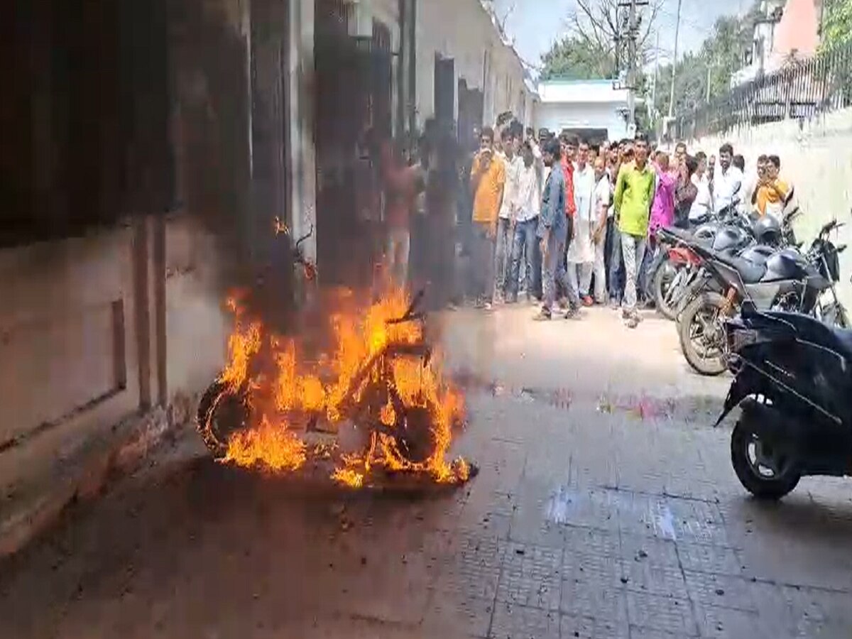 Muzaffarpur News: मुजफ्फरपुर कोर्ट परिसर में लगी आग से अफरा-तफरी, धू-धूकर जली स्कूटी, दमकल टीम ने कड़ी मशक्कत के बाद पाया काबू 