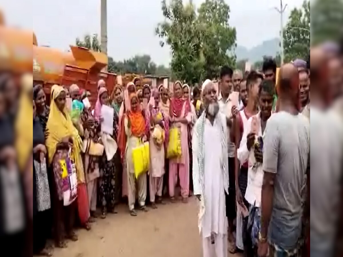Jharkhand News: 'चंद्रयान में सरकार के बहुत पैसे खर्च हुए हैं, इसलिए अनाज में कटौती की जा रही', ग्रामीणों को चूना लगा रहे राशन डीलर