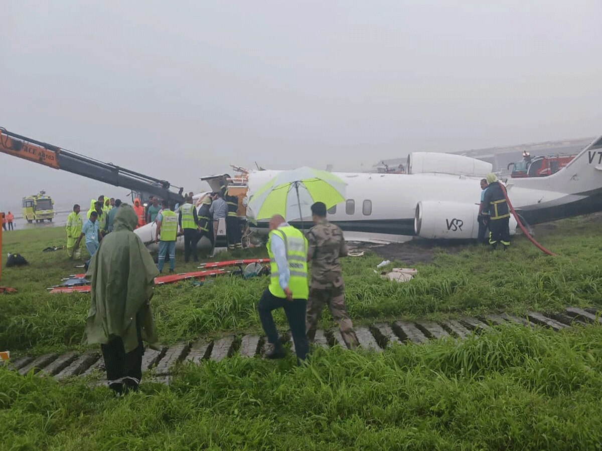 Plane Crash: मुंबई एयरपोर्ट पर लैंडिंग के वक्त बड़ा हादसा, विमान के हुए दो टुकड़े, 6 यात्री और 2 क्रू मेंबर्स थे सवार