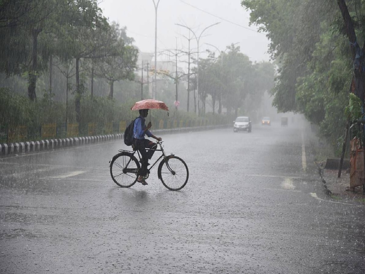 Weather Update: दिल्ली, नोएडा, गाजियाबाद सहित इन इलाकों में झमाझम बारिश से हुई दिन की शुरुआत, लोगों को मिली भीषण गर्मी से राहत