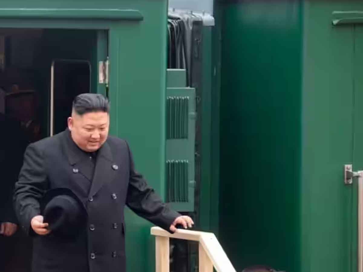 Kim Jong Un in Russia: अमेरिकी चेतावनियों से बेखबर किम जोंग उन ने रूसी लड़ाकू विमान फैक्ट्री का किया दौरा  