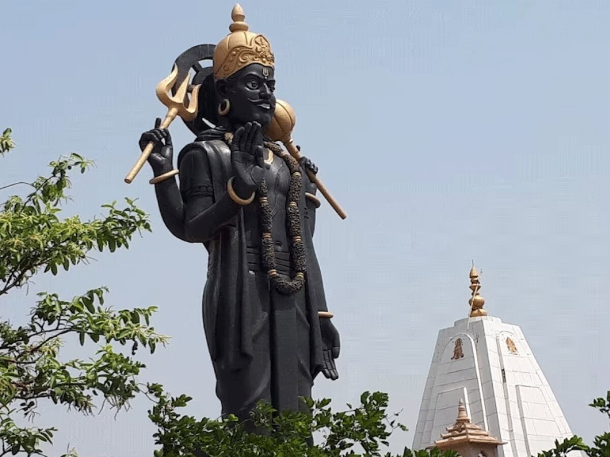 Shaniwar Upay: लाख कोशिशों के बाद नहीं मिल रही शनिदेव की कृपा, तुरंत मंदिर के द्वार पर करें ये उपाय