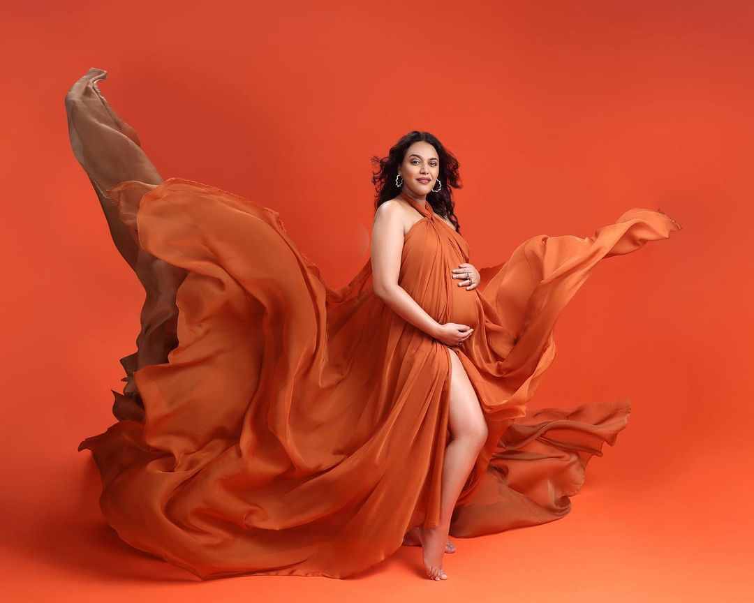 Swara Bhaskar troll on wearing saffron color on maternity photoshoot | Swara  Bhaskar: मैटरनिटी फोटोशूट कराना पड़ा भारी, ट्रोलर्स ने लगाई क्लास, ड्रेस  नहीं रंग पर छिड़ा बवाल | Hindi News,