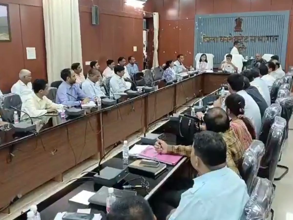 Rajasthan Election 2023: प्रभारियों और सह प्रभारियों की बैठक आयोजित, चुनाव तैयारी की हुई समीक्षा Rajasthan Election 2023: प्रभारियों और सह प्रभारियों की बैठक आयोजित, चुनाव तैयारी की हुई समीक्षा