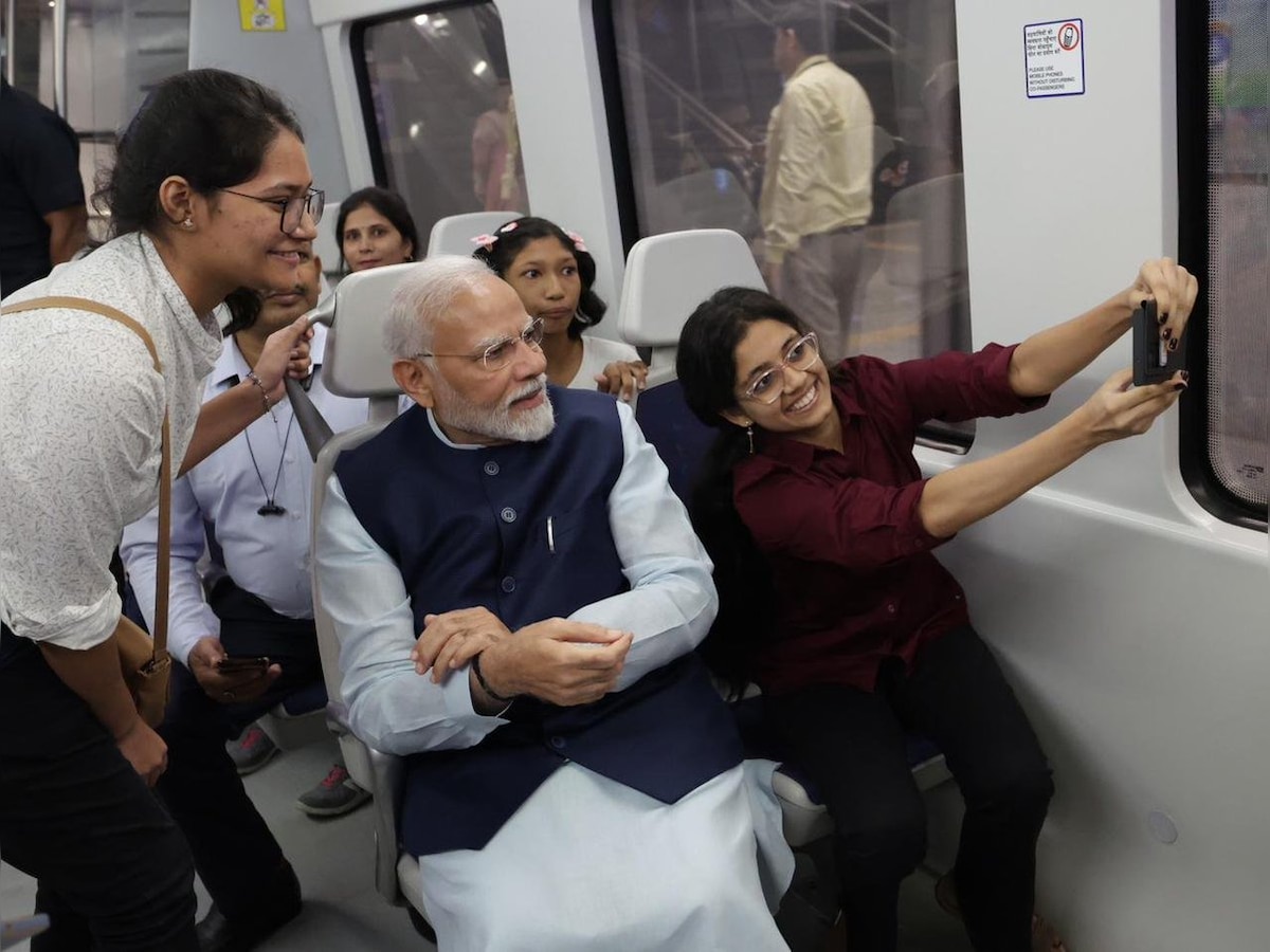 Pm Modi Travels Delhi Metro From Dhaula Kuan To Dwarka Sector 21 Inaugurate Extension Of Airport 1763