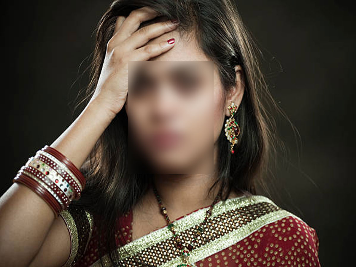 फंदे से लटका मिला विवाहिता का शव, रोते हुए बाप बोला- मेरी लाडो की हत्या की गई है, साहब फंदे से लटका मिला विवाहिता का शव, रोते हुए बाप बोला- मेरी लाडो की हत्या की गई है, साहब
