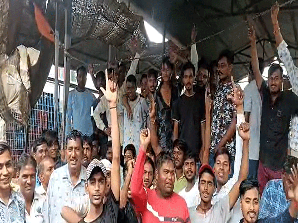 Tonk News: थड़ी ठेला विक्रेताओं का इस वजह से हुआ पारा गरम, देवली विधायक और प्रशासन के खिलाफ की नारेबाजी Tonk News: थड़ी ठेला विक्रेताओं का इस वजह से हुआ पारा गरम, देवली विधायक और प्रशासन के खिलाफ की नारेबाजी