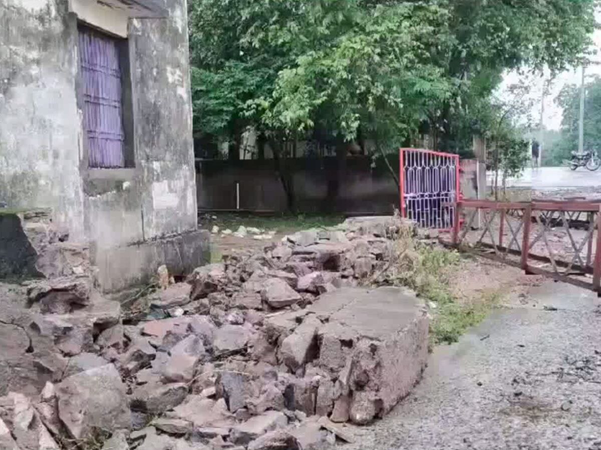 Pratapgarh news: भारी बारिश ने पहुंचाया नुकसान, सरकारी विभागों की सुरक्षा दीवार ढही