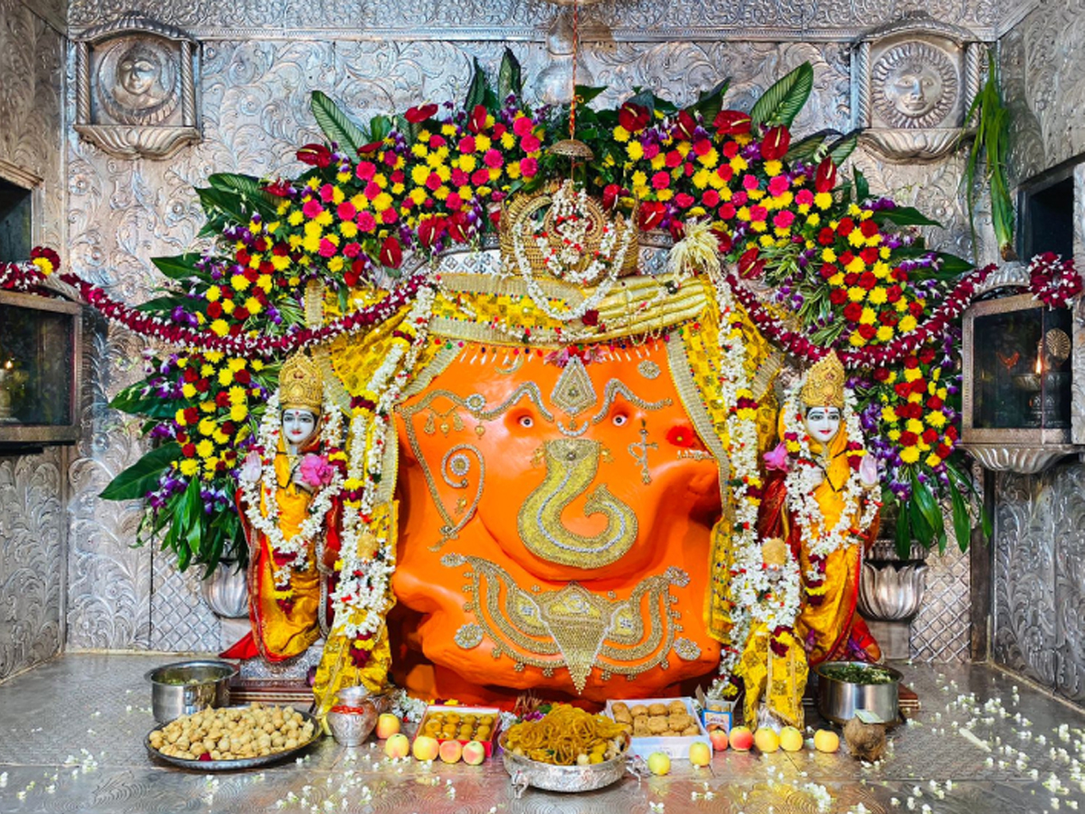ढाई करोड़ के आभूषणों से सजेगी गणपति बप्पा की मूर्ति, चौबीसों घंटे खुला रहेगा दरबार ढाई करोड़ के आभूषणों से सजेगी गणपति बप्पा की मूर्ति, चौबीसों घंटे खुला रहेगा दरबार