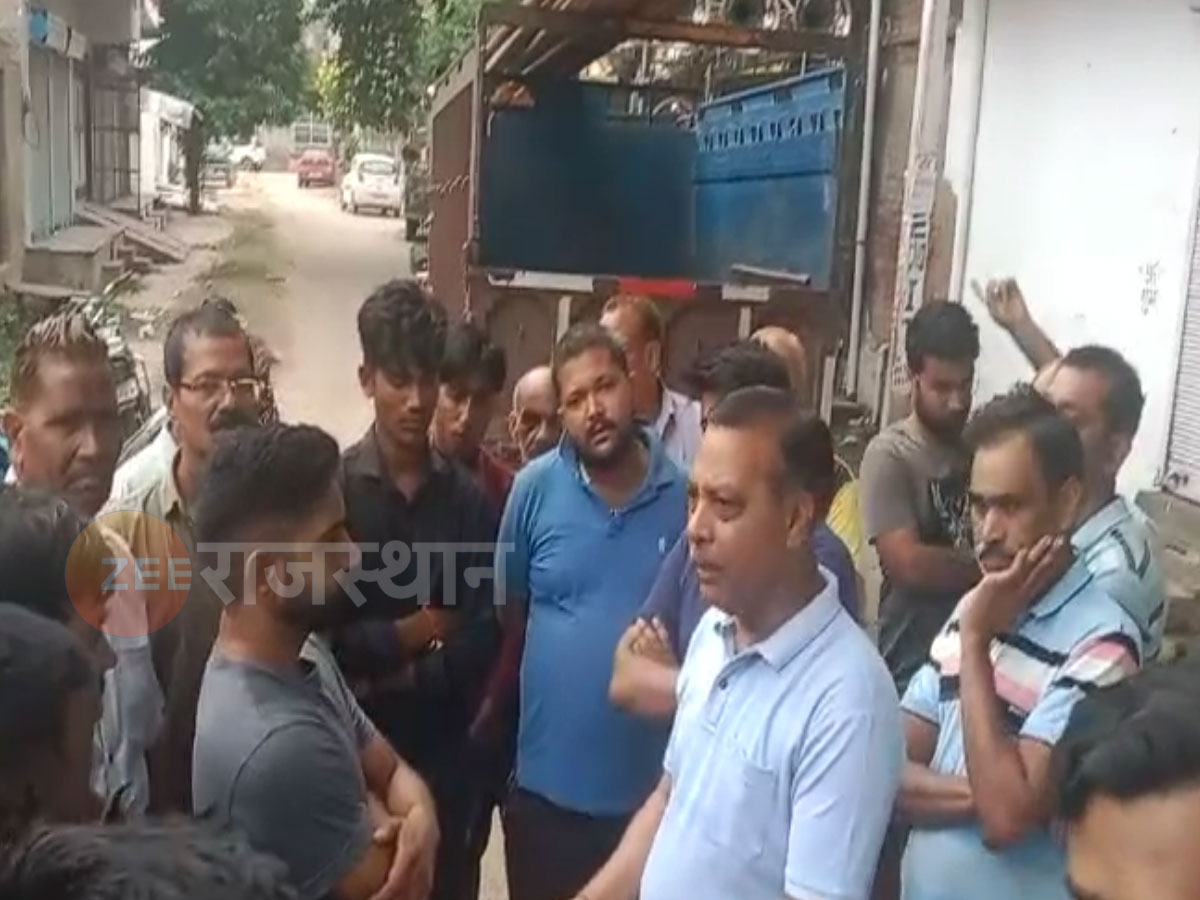 अलवर न्यूज: बोरवेल के लिए लाए हुए पाइपों को पिकअप चालक ने उठाया, की गई मारपीट अलवर न्यूज: बोरवेल के लिए लाए हुए पाइपों को पिकअप चालक ने उठाया, की गई मारपीट
