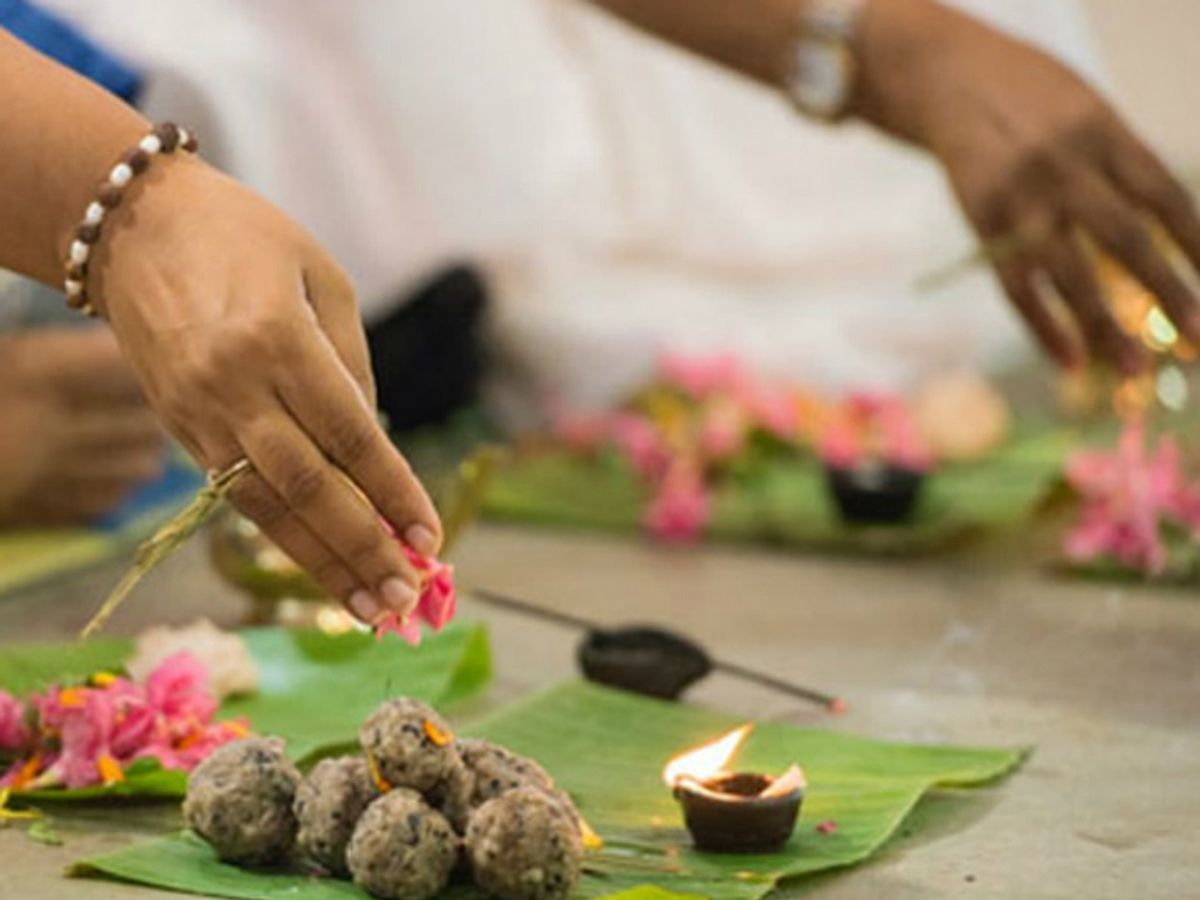 महिलाएं भी कर सकती हैं पिंडदान, केवल इस एक काम पर है रोक महिलाएं भी कर सकती हैं पिंडदान, केवल इस एक काम पर है रोक