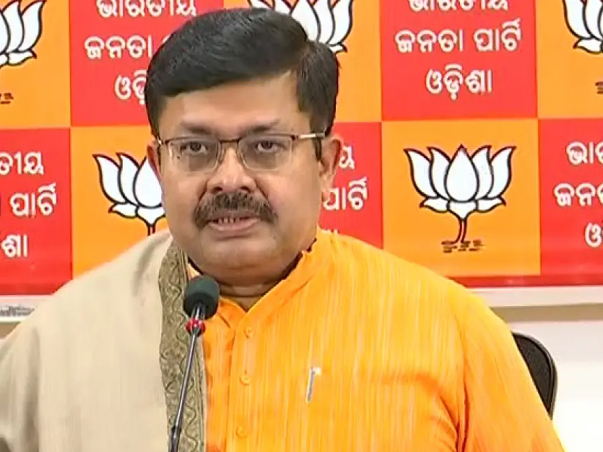 Odisha News: ସମ୍ବାଦରେ EOW ଚଢାଉ ଘଟଣା, ବର୍ଷିଲେ ବିଜେପି ନେତା Odisha News: ସମ୍ବାଦରେ EOW ଚଢାଉ ଘଟଣା, ବର୍ଷିଲେ ବିଜେପି ନେତା