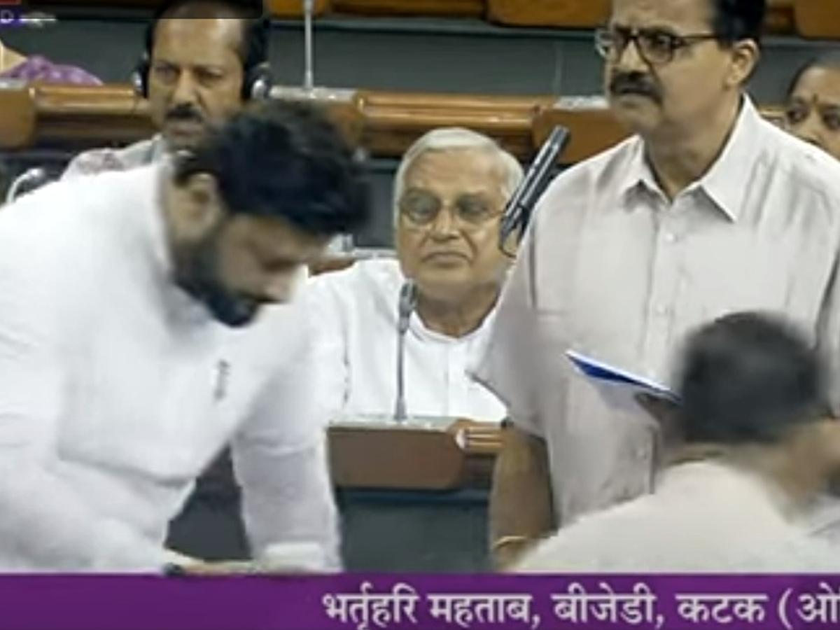 MP Anubhav Mohanty: ଅନୁଭବଙ୍କ ସୌଜନ୍ୟତା, ସଂସଦ ଭିତରେ ପାଣି ଗ୍ଲାସ୍ ନେଇ ପହଞ୍ଚିଲେ ଓଲିଉଡ୍ ସୁପରଷ୍ଟାର MP Anubhav Mohanty: ଅନୁଭବଙ୍କ ସୌଜନ୍ୟତା, ସଂସଦ ଭିତରେ ପାଣି ଗ୍ଲାସ୍ ନେଇ ପହଞ୍ଚିଲେ ଓଲିଉଡ୍ ସୁପରଷ୍ଟାର