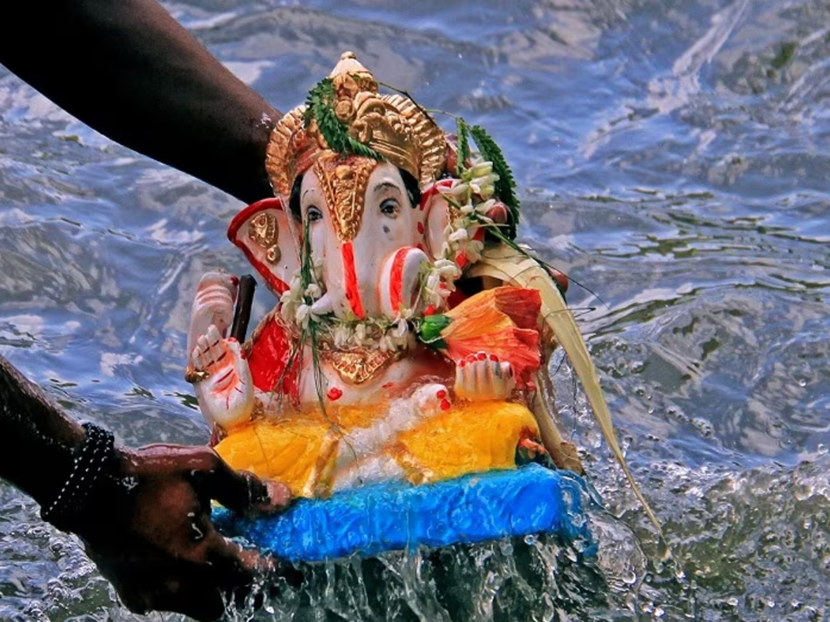 Ganesh Visarjan 2023: डेढ़ दिन के लिए रखें हैं गणपति तो जान लें ये बेहद जरूरी बात Ganesh Visarjan 2023: डेढ़ दिन के लिए रखें हैं गणपति तो जान लें ये बेहद जरूरी बात
