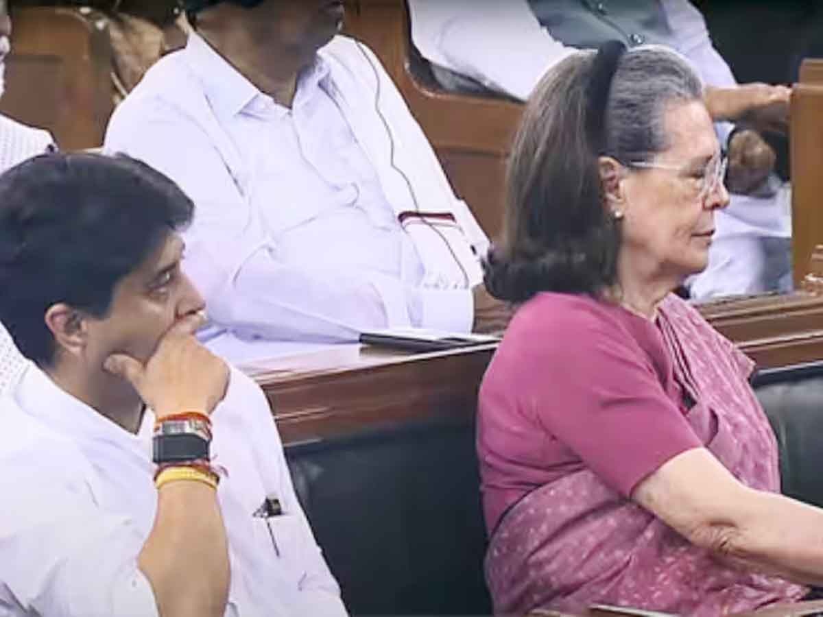 पुरानी संसद में साथ दिखे पुराने साथी, सोनिया गांधी के पास बैठे सिंधिया, क्या आपने देखी यह रोचक तस्वीर