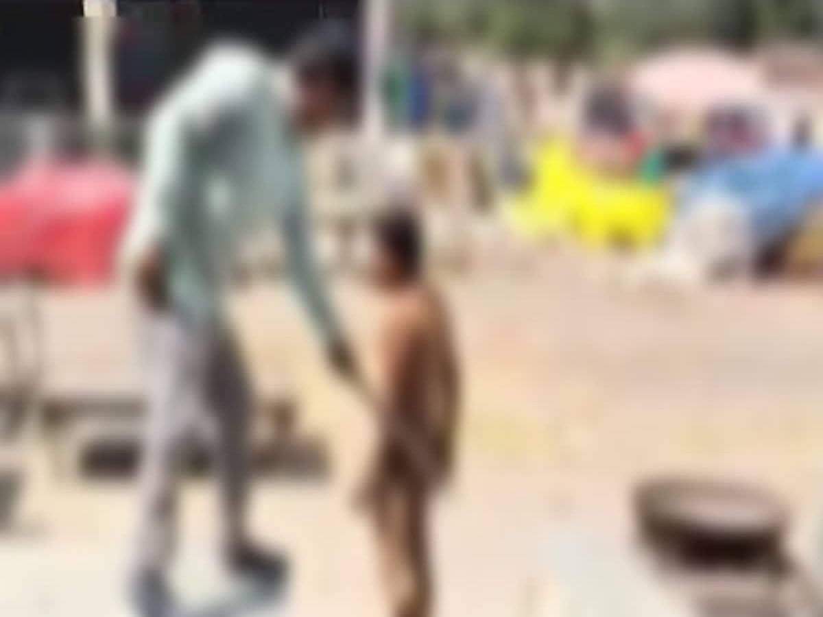 Noida News: उधार न चुकाने पर सब्जी विक्रेता को नंगा करके मंडी में घुमाया, पिटाई करने का वीडियो वायरल 
