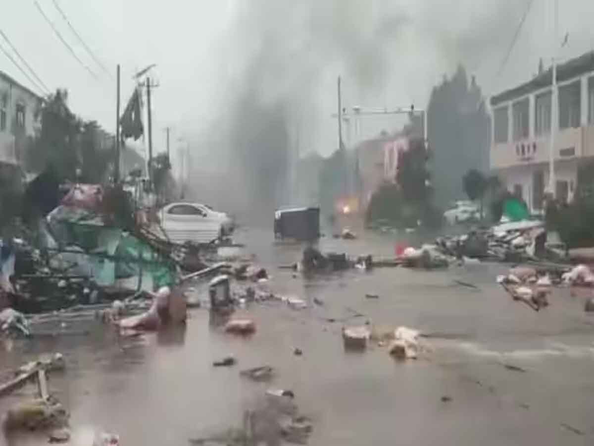 Watch:  चीन में बवंडर ने मचाई तबाही,  5 की मौत, कैमरे में कैद हुआ भयानक मंजर 