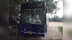 Delhi Road Accident: DTC ने दो स्कूटी सवार को मारी टक्कर, 2 की मौत 1 घायल