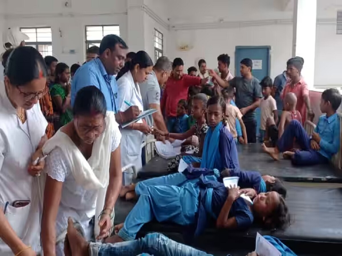Bihar News: छिपकली गिरी मिड डे मील खाने से कई बच्चे हुए बीमार, अस्पताल में इलाज जारी
