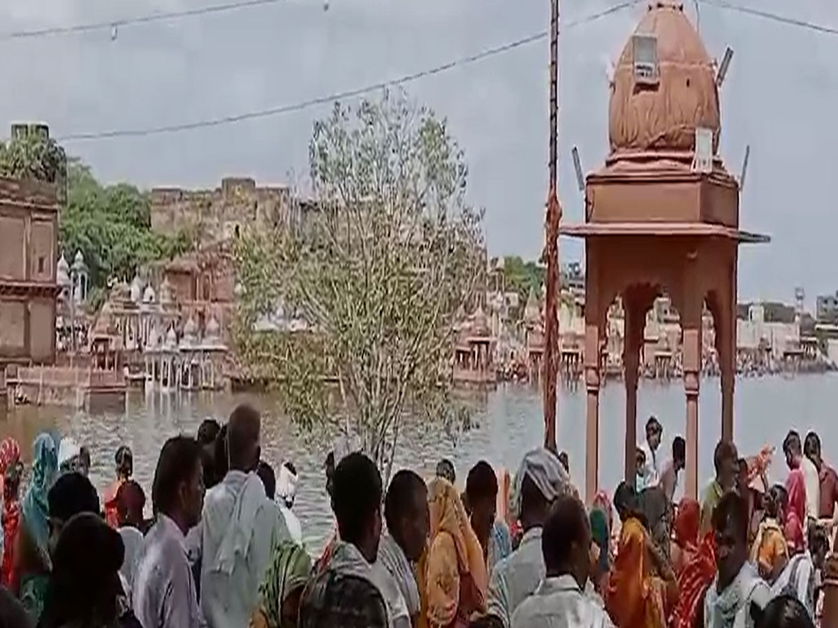 Dholpur: तीर्थराज मुचकुन्द के लक्खी मेले में आज लाखों श्रद्धालुओं ने पवित्र सरोवर में लगाई डुबकी Dholpur: तीर्थराज मुचकुन्द के लक्खी मेले में आज लाखों श्रद्धालुओं ने पवित्र सरोवर में लगाई डुबकी