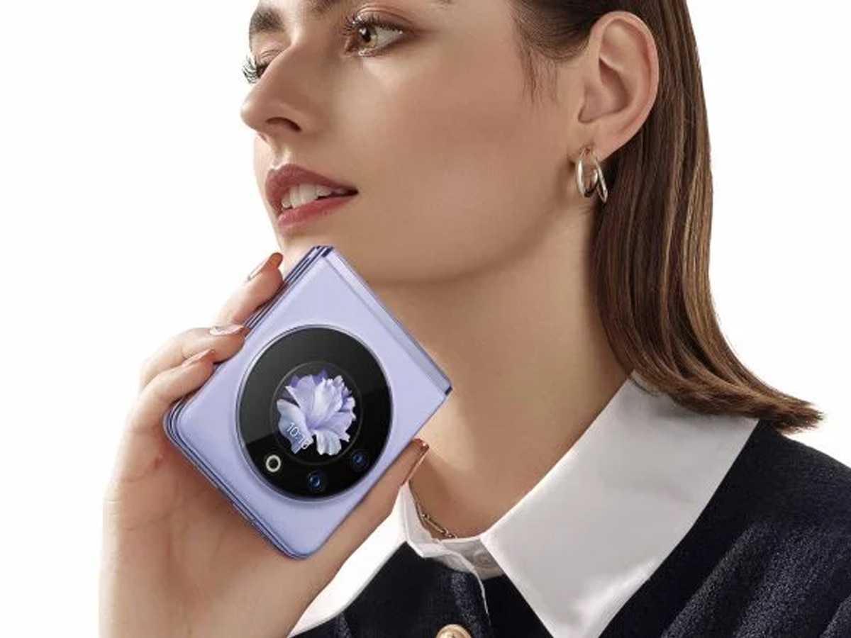 Tecno ने लॉन्च किया धुआंधार डिजाइन वाला Flip Phone! कीमत सुनकर Samsung के उड़ जाएंगे होश