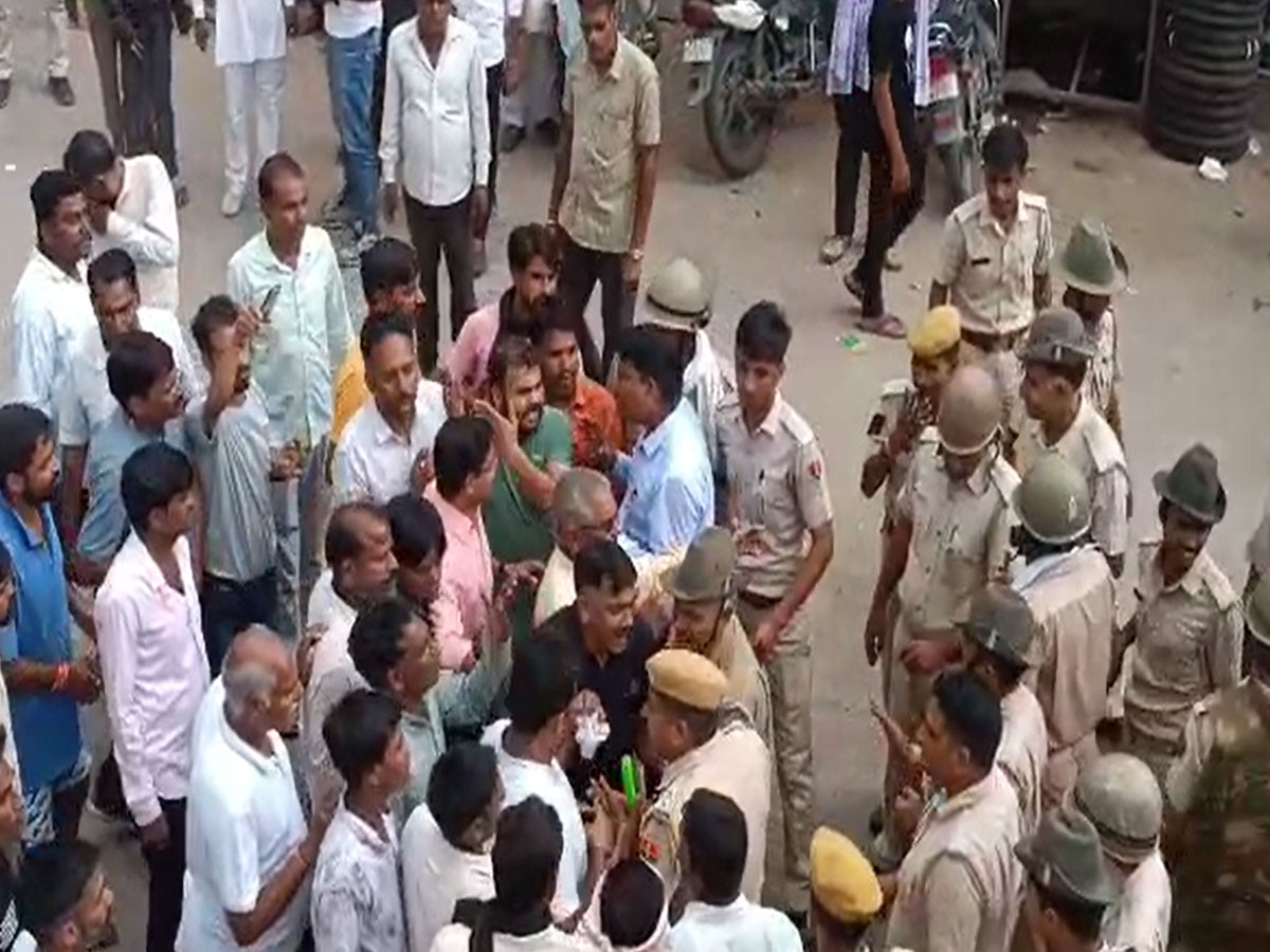 बारां के मांगरोल BJP-Congress कार्यकर्ता आपस में भिड़े, पुलिस को करना पड़ा लाठी चार्ज