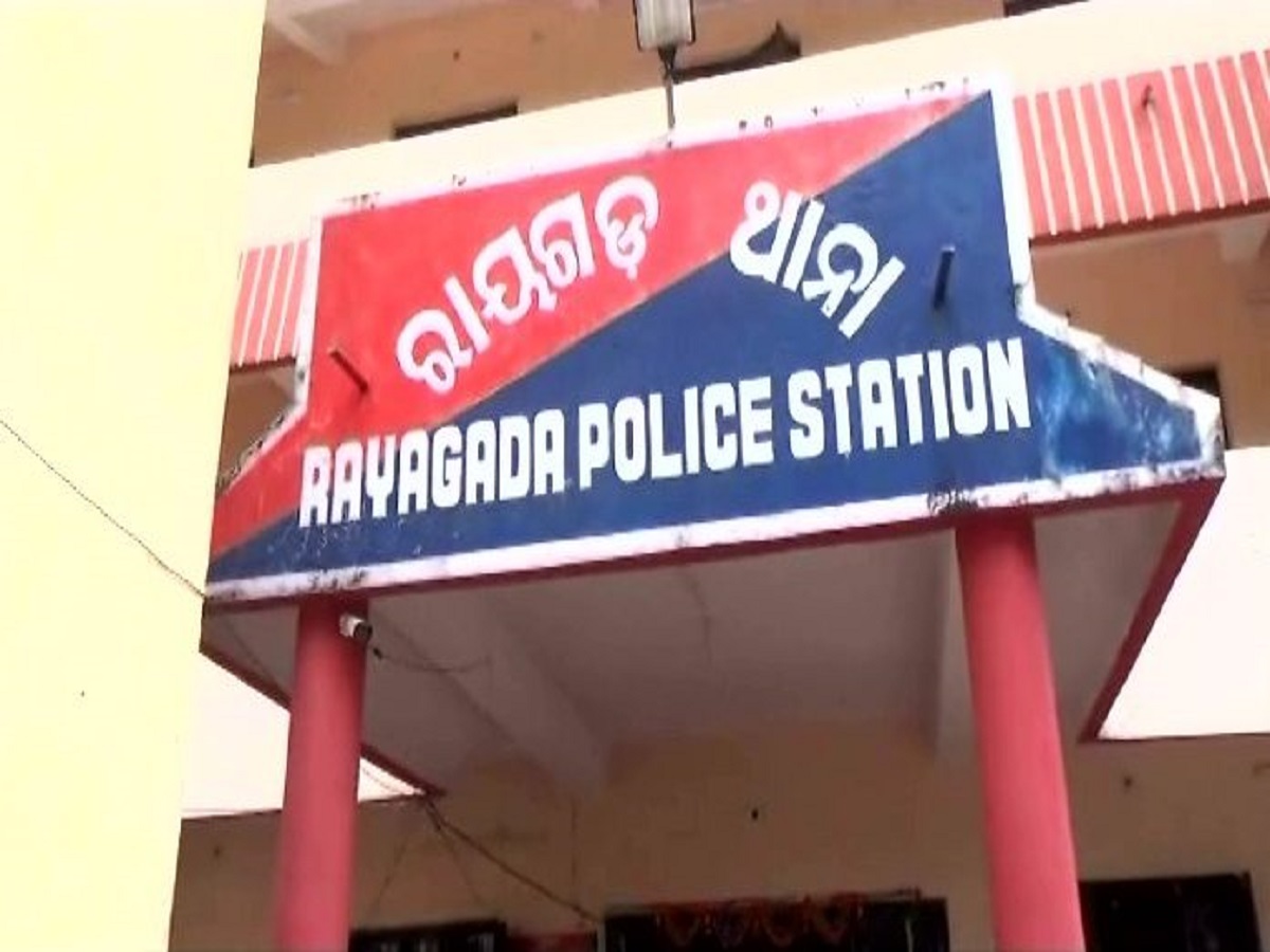 Rayagada News: ତୃତୀୟ ଶ୍ରେଣୀର ଛାତ୍ରୀଙ୍କୁ ଦୁଷ୍କର୍ମ ଅଭିଯୋଗ, ଅଭିଯୁକ୍ତ ପିଅନକୁ ଉଠାଇ ନେଲା ପୋଲିସ୍ Rayagada News: ତୃତୀୟ ଶ୍ରେଣୀର ଛାତ୍ରୀଙ୍କୁ ଦୁଷ୍କର୍ମ ଅଭିଯୋଗ, ଅଭିଯୁକ୍ତ ପିଅନକୁ ଉଠାଇ ନେଲା ପୋଲିସ୍