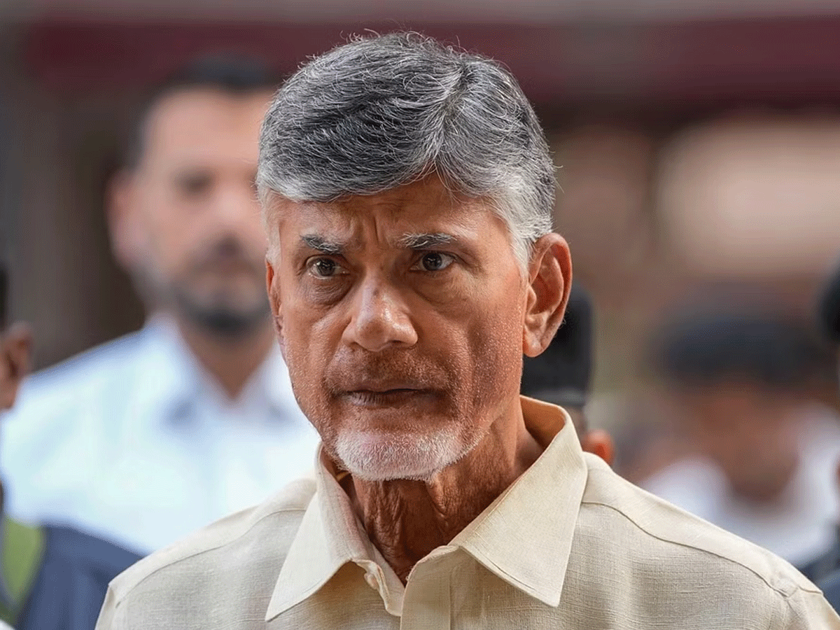 CID ने पूर्व CM चंद्रबाबू नायडू से राजामहेंद्रवरम जेल में पूछताछ की शुरू, इन मामलों में हुई थी गिरफ्तारी CID ने पूर्व CM चंद्रबाबू नायडू से राजामहेंद्रवरम जेल में पूछताछ की शुरू, इन मामलों में हुई थी गिरफ्तारी