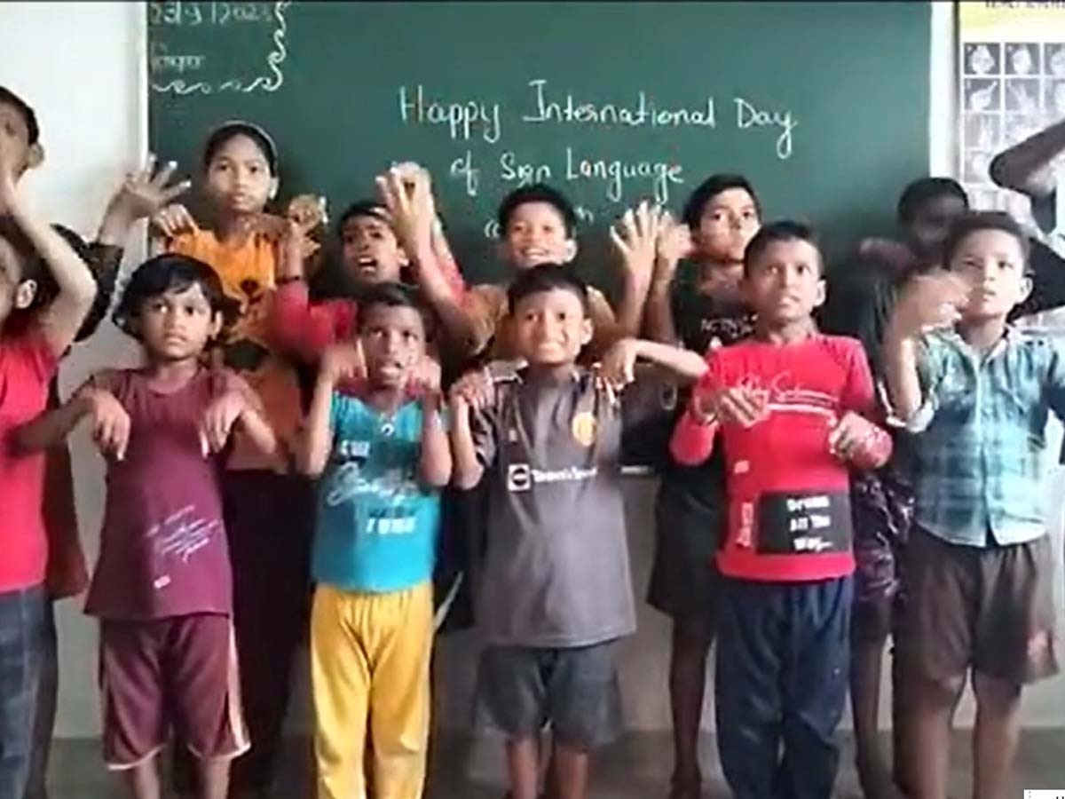 International Day of Sign Languages: खुद न तो बोल पाते हैं, न ही सुन पाते हैं, लेकिन दूसरों की जिंदगी में ला रहे उजाला