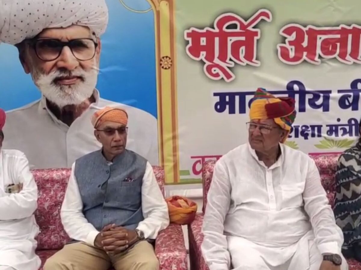  भीलवाड़ा- राजस्थान शिक्षा मंत्री पहुंचे सांगरिया गांव, कांग्रेस नेता स्व. ठाकुर संपतसिंह राणावत की मूर्ति का किया अनावरण