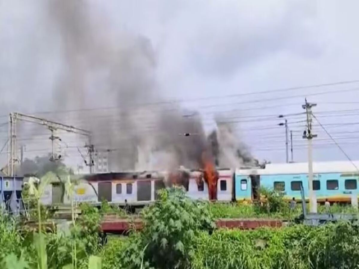 Humsafar Express Train Fire: ଅଚାନକ ବଗି ଭିତରେ ଭରିଗଲା ଧୂଆଁ, ଅଗ୍ନିକାଣ୍ଡ ପରେ ହମସଫର ଏକ୍ସପ୍ରେସ ରେ ଖେଳିଗଲା ଆତଙ୍କ Humsafar Express Train Fire: ଅଚାନକ ବଗି ଭିତରେ ଭରିଗଲା ଧୂଆଁ, ଅଗ୍ନିକାଣ୍ଡ ପରେ ହମସଫର ଏକ୍ସପ୍ରେସ ରେ ଖେଳିଗଲା ଆତଙ୍କ