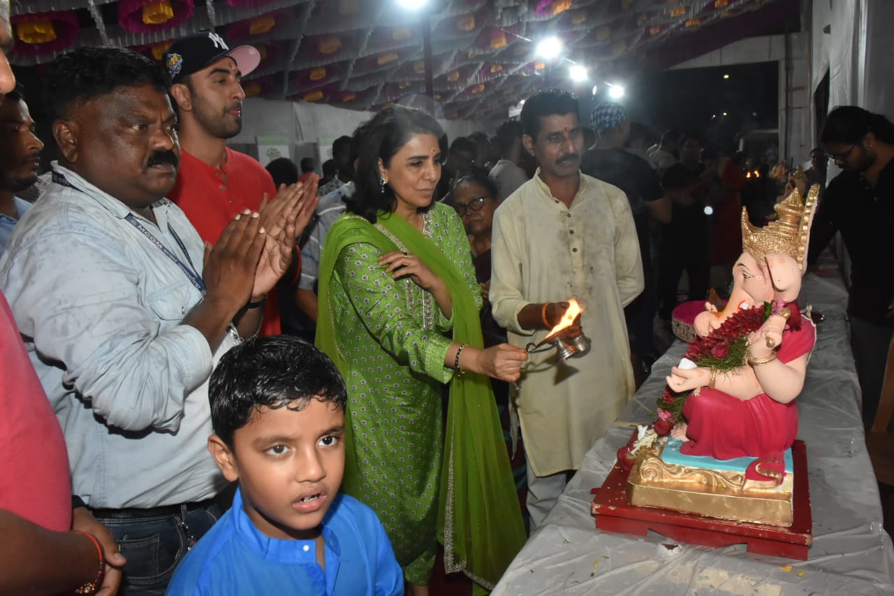 रणबीर-नीतू ने दी बप्पा को विदाई
