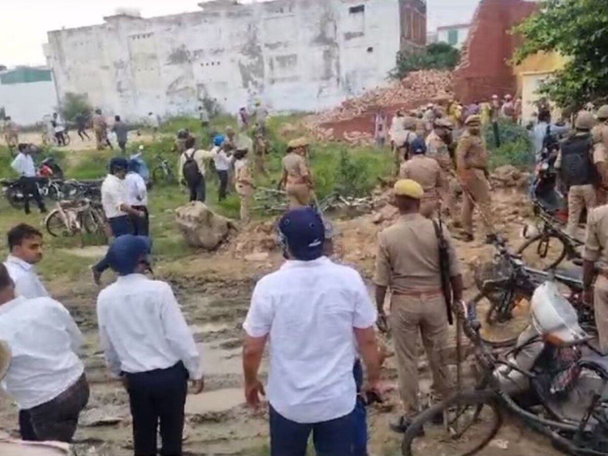 Agra Dayalbagh Violence: अतिक्रमण हटाने पहुंची पुलिस से भिड़े हजारों सत्संगी, किया पथराव-मारपीट; DSP-ACP समेत 20 घायल