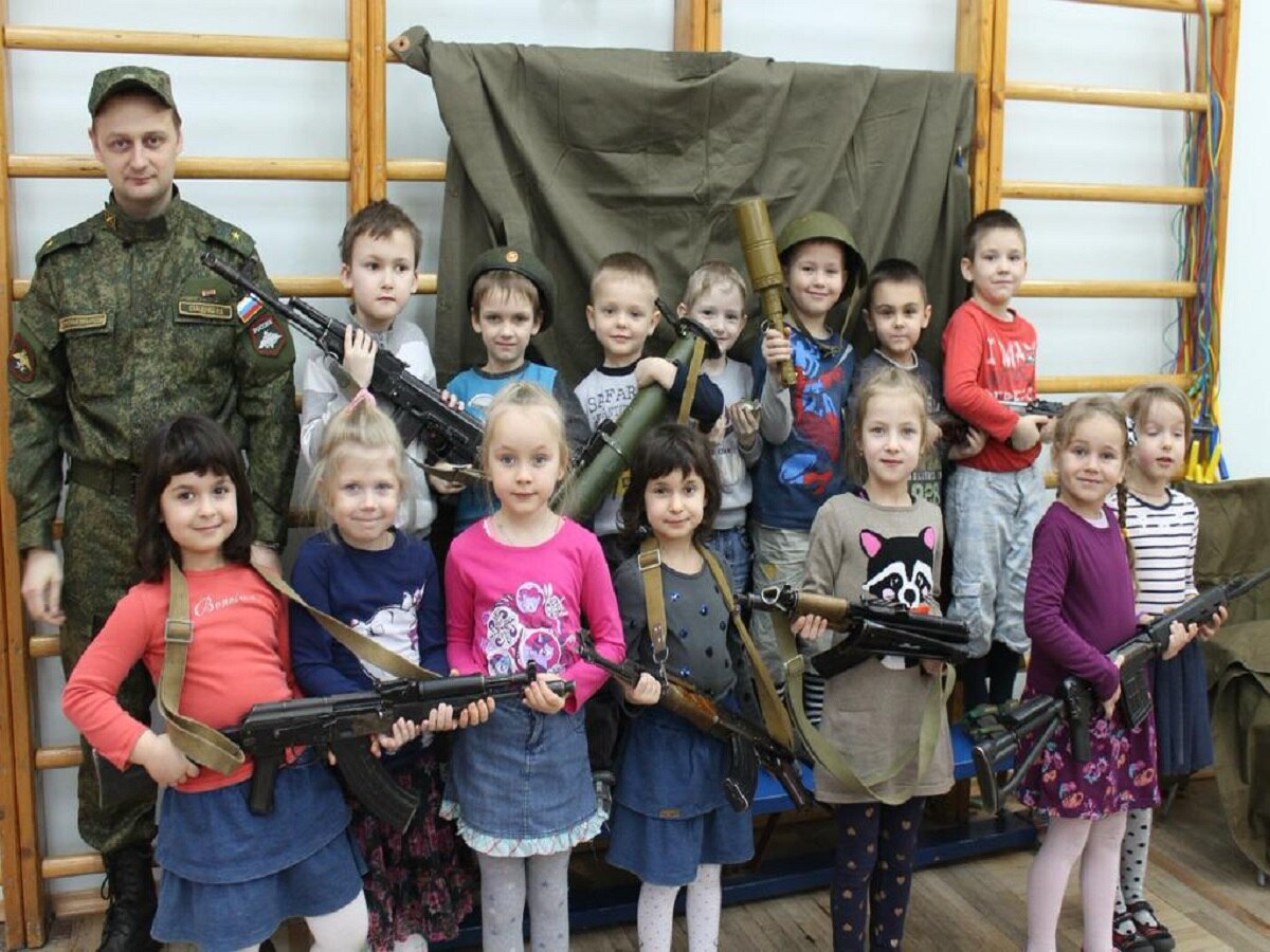 Russia: नन्हे हाथों से किताब-कलम छीने, बंदूक थमाई, जानिए पुतिन का 'चाइल्ड आर्मी' प्लान